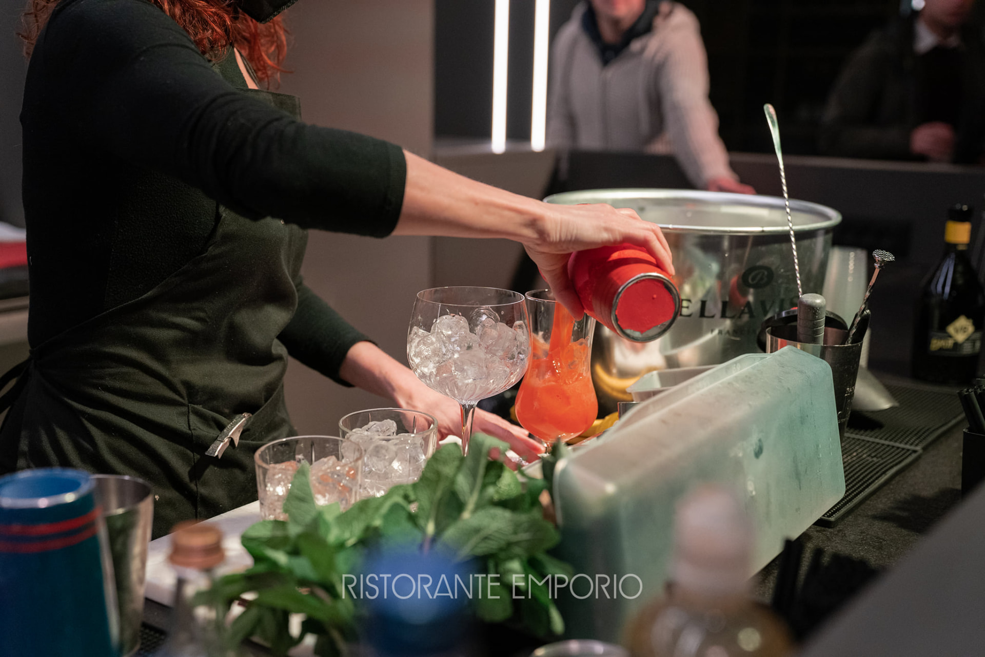 Preparazione di un cocktail al bancone del Ristorante Emporio
