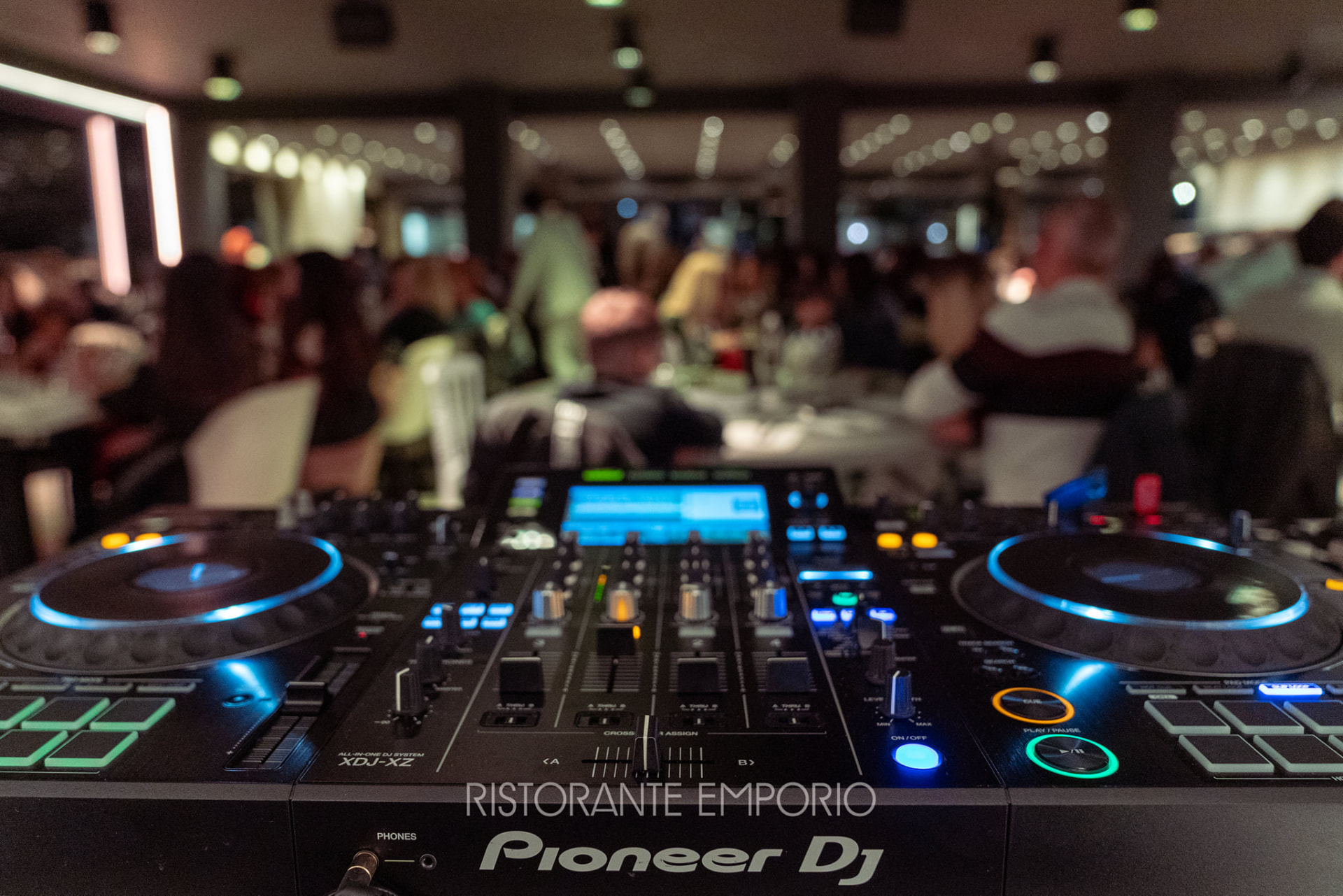 Consolle DJ durante una serata al Ristorante Emporio di Rondissone