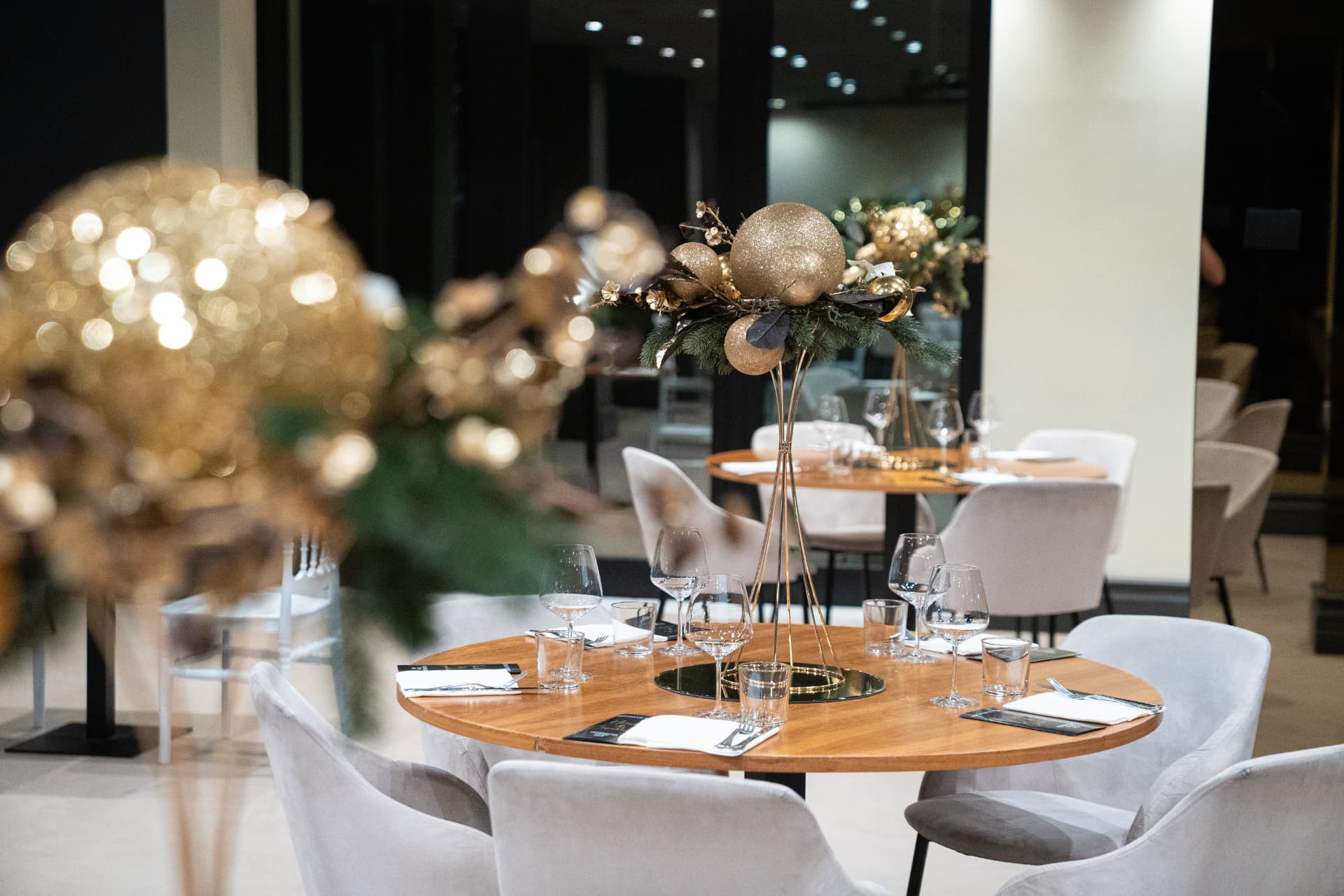 Sala del Ristorante Emporio a Rondissone con tavoli rotondi e allestimento natalizio